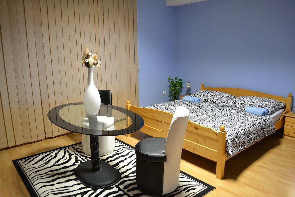 Byron Hotel Zlaté Moravce Стая снимка